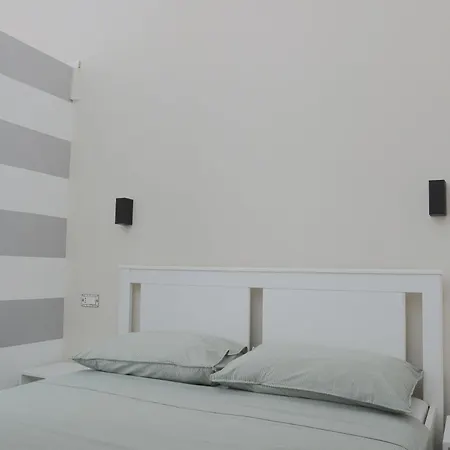 Renovated With Balcony In San Lorenzo - With Elevator *