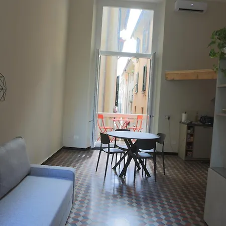 Renovated With Balcony In San Lorenzo - With Elevator Apartment