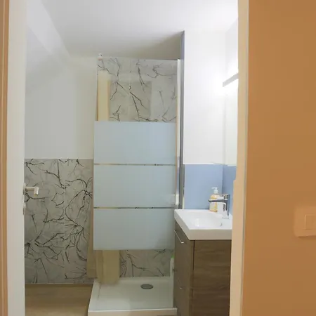 Renovated With Balcony In San Lorenzo - With Elevator Apartament Genua
